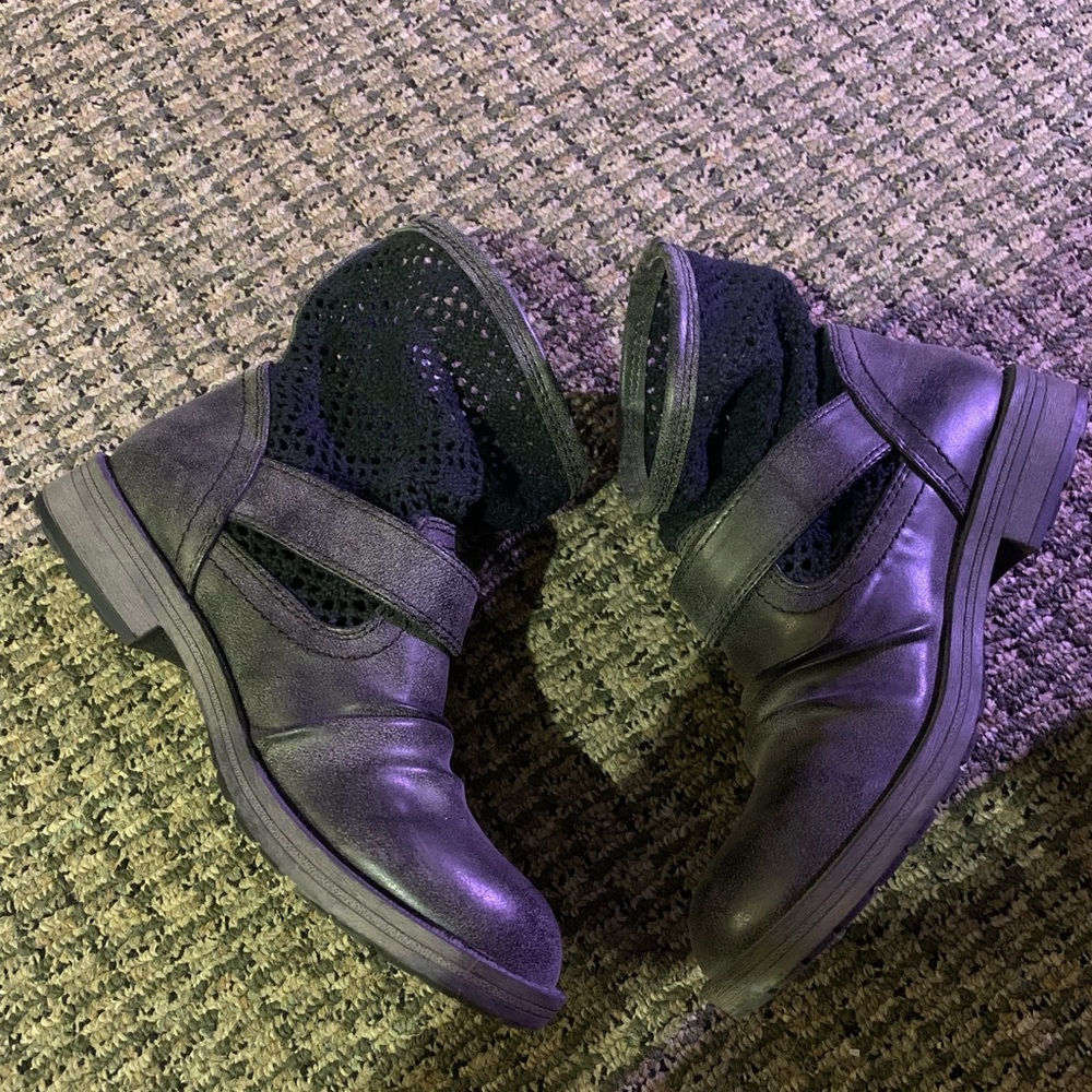LIKE-NEW BLACKISH-GRAY BOOTS SIZE 8